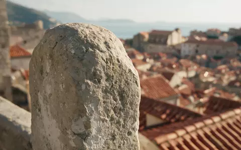 Extreme Makroaufnahme eines Materialdetails am Wahrzeichen Altstadt Dubrovnik in Dubrovnik Kroatien, taktile Struktur und weiches - Foto: THN