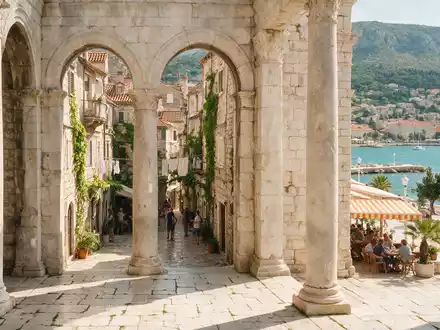 Editorialbild im Reisemagazin-Stil vom Wahrzeichen Diokletianpalast Split in Split Kroatien, ausgewogene Bildgestaltung und natuerliches Umgebungslicht - Foto: THN