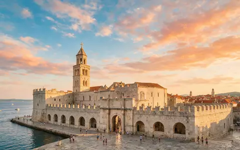 Fotorealistische Panoramaaufnahme von Diokletianpalast Split in Split Kroatien, warmes Abendlicht auf Wahrzeichen - Foto: THN