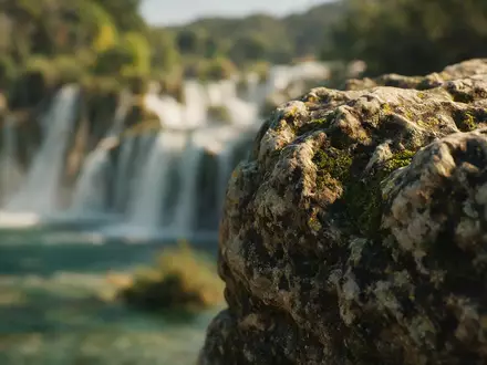 Extreme Makroaufnahme eines Materialdetails am Wahrzeichen Krka-Nationalpark in Sibenik Kroatien, taktile Struktur und weiches Seitenlicht - Foto: THN