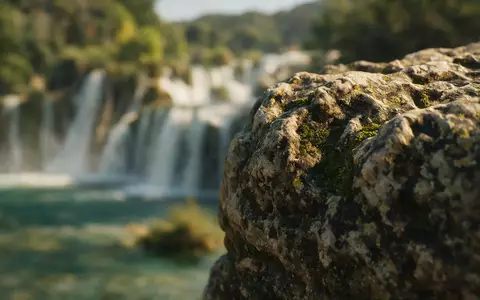 Extreme Makroaufnahme eines Materialdetails am Wahrzeichen Krka-Nationalpark in Sibenik Kroatien, taktile Struktur und weiches Seitenlicht - Foto: THN