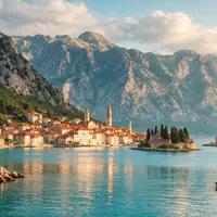 Editorialbild im Reisemagazin-Stil vom Wahrzeichen Bucht von Kotor in Kotor Montenegro, ausgewogene Bildgestaltung und natuerliches - Foto: THN