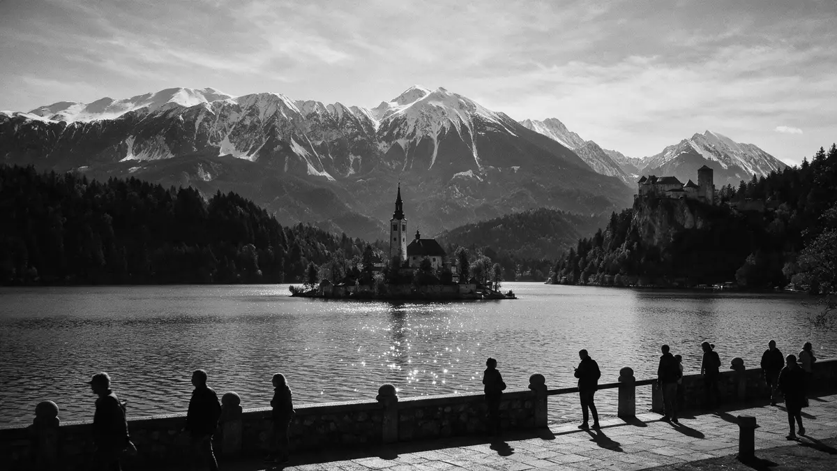 Schwarzweiss-Reportage vom Wahrzeichen Bleder See in Bled, Slowenien