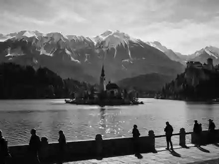 Schwarzweiss-Reportagebild vom Wahrzeichen Bleder See in Bled Slowenien, dokumentarische Reisefotografie mit starken Kontrasten - Foto: THN