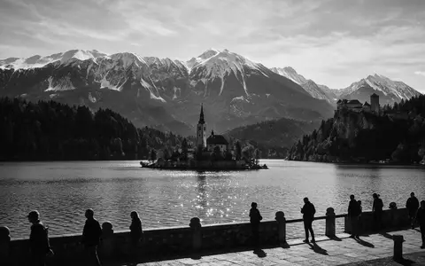 Schwarzweiss-Reportagebild vom Wahrzeichen Bleder See in Bled Slowenien, dokumentarische Reisefotografie mit starken Kontrasten - Foto: THN