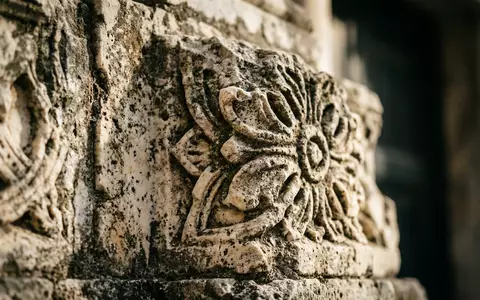 Extreme Makroaufnahme eines Materialdetails am Wahrzeichen Kathedrale von Amalfi in Amalfi Italien, taktile Struktur und - Foto: THN