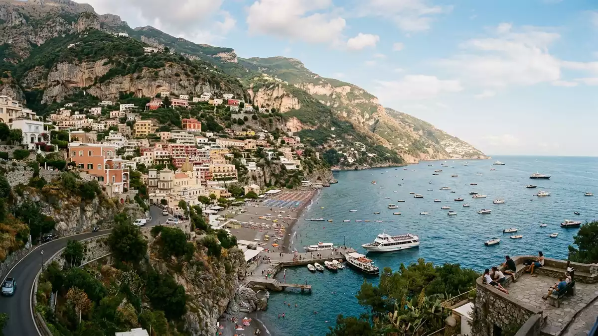 Editorial-Reisemagazinbild vom Wahrzeichen Positano in Positano, Italien