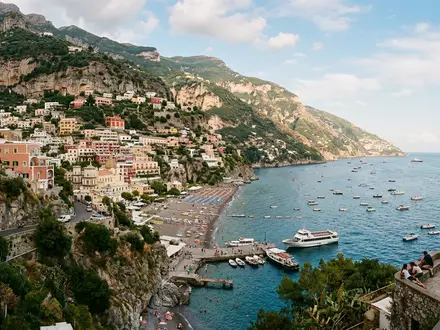 Editorialbild im Reisemagazin-Stil vom Wahrzeichen Positano in Positano Italien, ausgewogene Bildgestaltung und natuerliches Umgebungslicht - Foto: THN