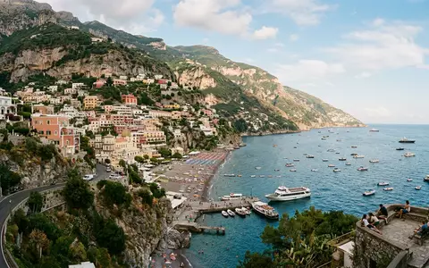 Editorialbild im Reisemagazin-Stil vom Wahrzeichen Positano in Positano Italien, ausgewogene Bildgestaltung und natuerliches Umgebungslicht - Foto: THN