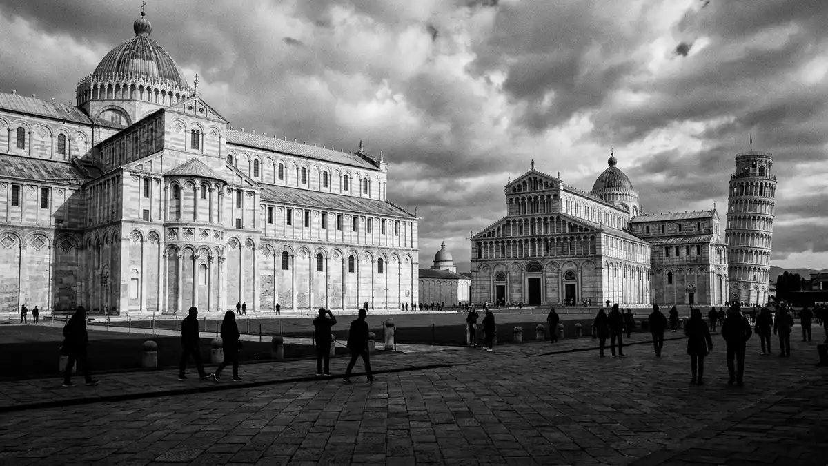 Schwarzweiss-Reportage vom Wahrzeichen Piazza dei Miracoli Pisa in Pisa, Italien