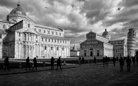 Schwarzweiss-Reportagebild vom Wahrzeichen Piazza dei Miracoli Pisa in Pisa Italien, dokumentarische Reisefotografie mit starken Kontrasten - Foto: THN