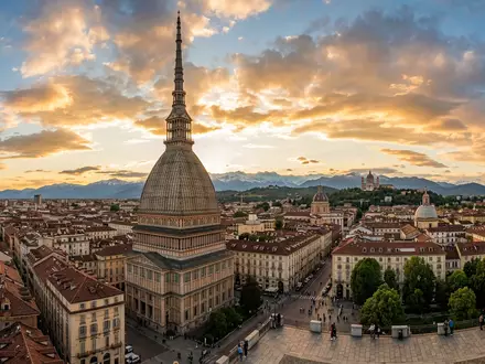 Fotorealistische Panoramaaufnahme von Mole Antonelliana in Turin Italien, warmes Abendlicht auf Wahrzeichen - Foto: THN