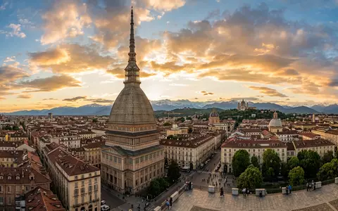 Fotorealistische Panoramaaufnahme von Mole Antonelliana in Turin Italien, warmes Abendlicht auf Wahrzeichen - Foto: THN