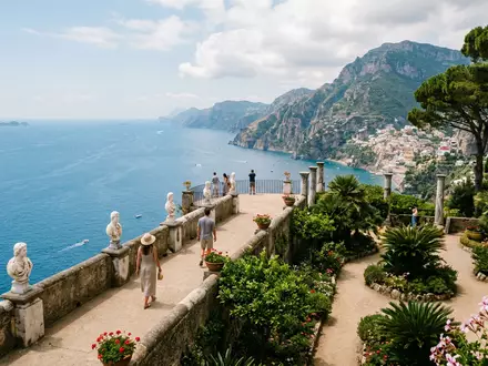 Editorialbild im Reisemagazin-Stil vom Wahrzeichen Villa Cimbrone Ravello in Ravello Italien, ausgewogene Bildgestaltung und natuerliches - Foto: THN