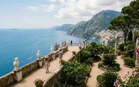 Editorialbild im Reisemagazin-Stil vom Wahrzeichen Villa Cimbrone Ravello in Ravello Italien, ausgewogene Bildgestaltung und natuerliches - Foto: THN