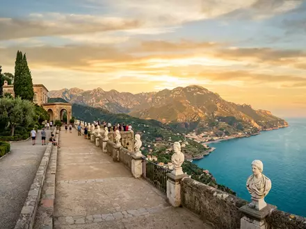 Fotorealistische Panoramaaufnahme von Villa Cimbrone Ravello in Ravello Italien, warmes Abendlicht auf Wahrzeichen - Foto: THN