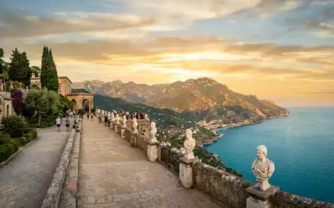Fotorealistische Panoramaaufnahme von Villa Cimbrone Ravello in Ravello Italien, warmes Abendlicht auf Wahrzeichen - Foto: THN