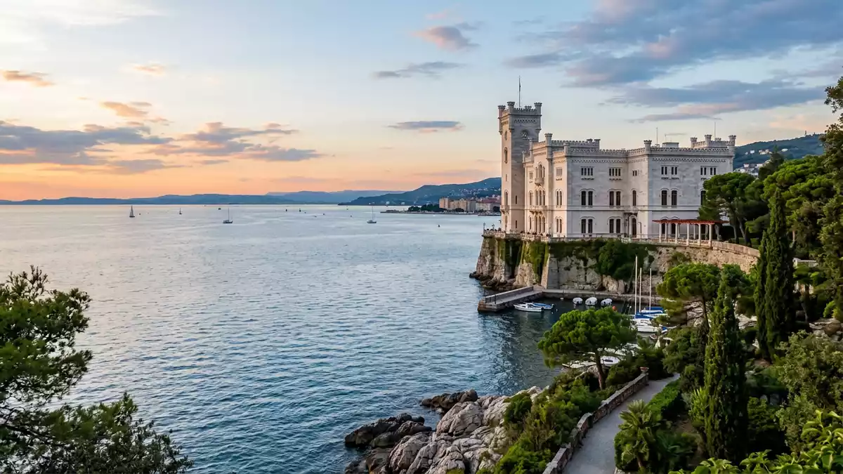 Editorial-Reisemagazinbild vom Wahrzeichen Schloss Miramare in Triest, Italien