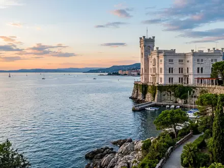Editorialbild im Reisemagazin-Stil vom Wahrzeichen Schloss Miramare in Triest Italien, ausgewogene Bildgestaltung und natuerliches Umgebungslicht - Foto: THN