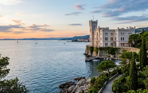Editorialbild im Reisemagazin-Stil vom Wahrzeichen Schloss Miramare in Triest Italien, ausgewogene Bildgestaltung und natuerliches Umgebungslicht - Foto: THN