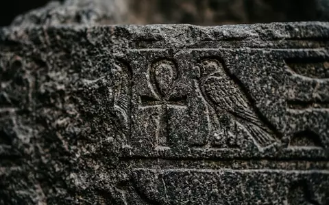 Extreme Makroaufnahme eines Materialdetails am Wahrzeichen Agyptisches Museum Turin in Turin Italien, taktile Struktur und - Foto: THN