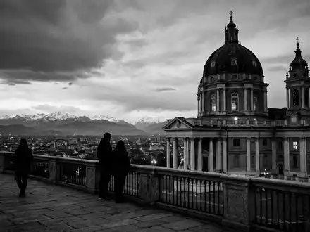 Schwarzweiss-Reportagebild vom Wahrzeichen Basilica di Superga in Turin Italien, dokumentarische Reisefotografie mit starken Kontrasten - Foto: THN