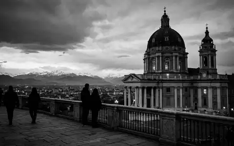 Schwarzweiss-Reportagebild vom Wahrzeichen Basilica di Superga in Turin Italien, dokumentarische Reisefotografie mit starken Kontrasten - Foto: THN