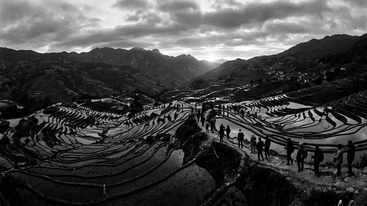 Schwarzweiss-Reportage vom Wahrzeichen Honghe-Hani-Reisterrassen in Yuanyang, China