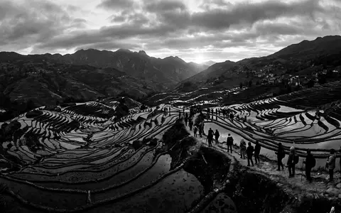 Schwarzweiss-Reportagebild vom Wahrzeichen Honghe-Hani-Reisterrassen in Yuanyang China, dokumentarische Reisefotografie mit starken Kontrasten - Foto: THN