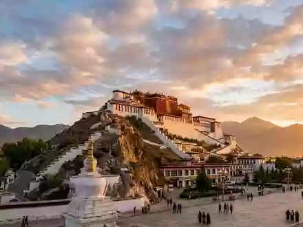 Fotorealistische Panoramaaufnahme von Potala-Palast Lhasa in Lhasa China, warmes Abendlicht auf Wahrzeichen - Foto: THN