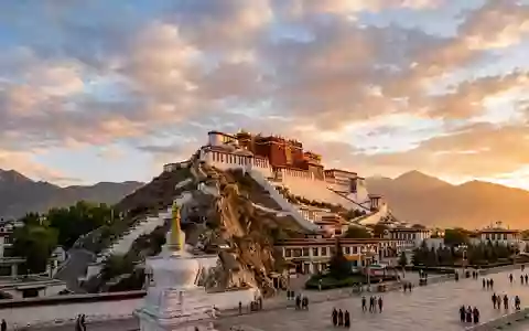Fotorealistische Panoramaaufnahme von Potala-Palast Lhasa in Lhasa China, warmes Abendlicht auf Wahrzeichen - Foto: THN