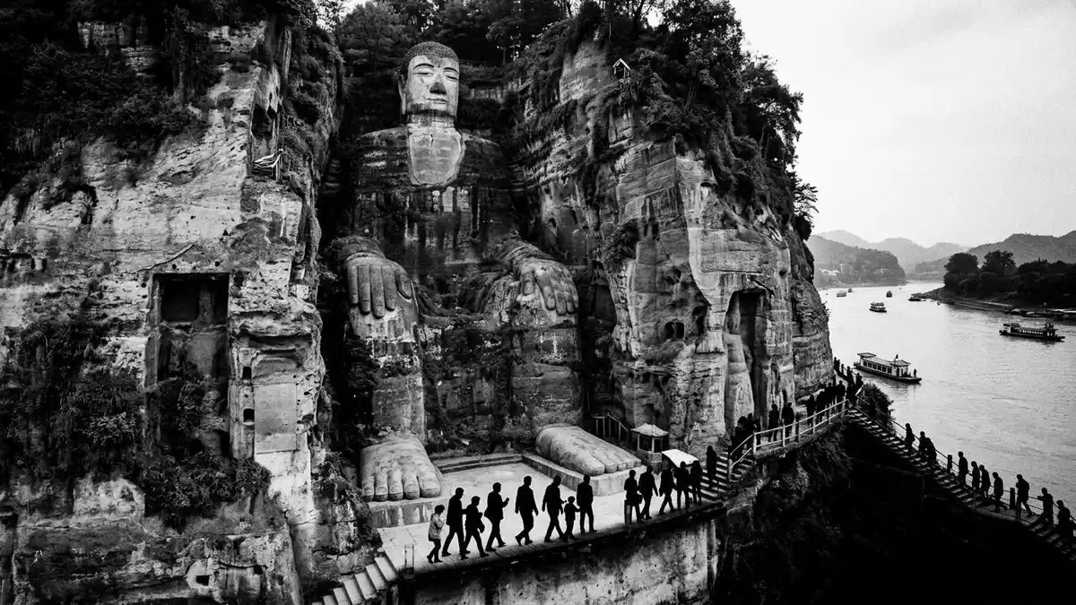 Schwarzweiss-Reportage vom Wahrzeichen Leshan Großer Buddha in Leshan, China