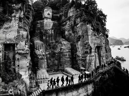 Schwarzweiss-Reportagebild vom Wahrzeichen Leshan Großer Buddha in Leshan China, dokumentarische Reisefotografie mit starken Kontrasten - Foto: THN