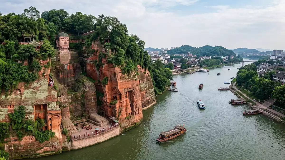 Editorial-Reisemagazinbild vom Wahrzeichen Leshan Großer Buddha in Leshan, China