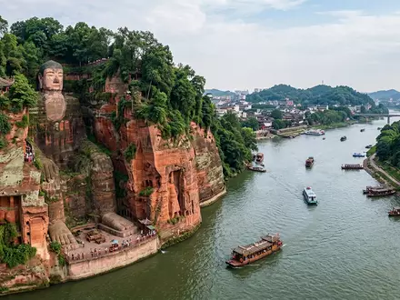 Editorialbild im Reisemagazin-Stil vom Wahrzeichen Leshan Großer Buddha in Leshan China, ausgewogene Bildgestaltung und natuerliches - Foto: THN