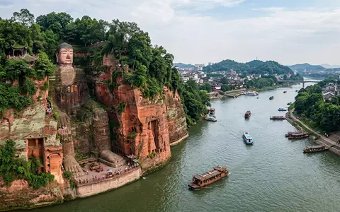 Editorialbild im Reisemagazin-Stil vom Wahrzeichen Leshan Großer Buddha in Leshan China, ausgewogene Bildgestaltung und natuerliches - Foto: THN