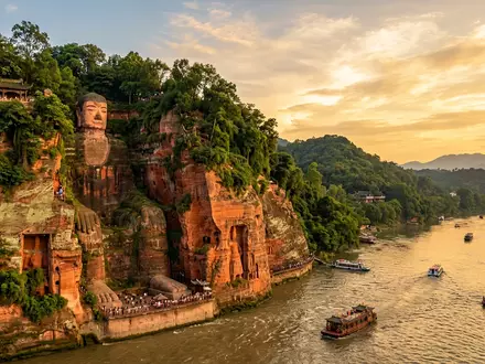 Fotorealistische Panoramaaufnahme von Leshan Großer Buddha in Leshan China, warmes Abendlicht auf Wahrzeichen - Foto: THN