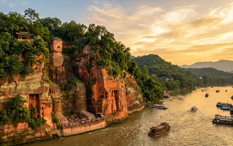 Fotorealistische Panoramaaufnahme von Leshan Großer Buddha in Leshan China, warmes Abendlicht auf Wahrzeichen - Foto: THN