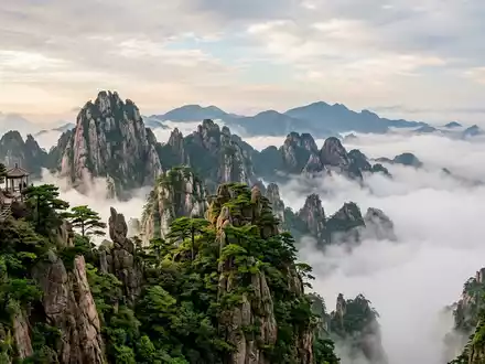 Editorialbild im Reisemagazin-Stil vom Wahrzeichen Gelber Berg Huangshan in Huangshan China, ausgewogene Bildgestaltung und natuerliches - Foto: THN