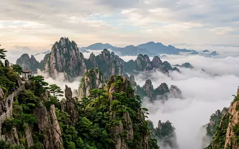 Editorialbild im Reisemagazin-Stil vom Wahrzeichen Gelber Berg Huangshan in Huangshan China, ausgewogene Bildgestaltung und natuerliches - Foto: THN