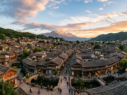 Fotorealistische Panoramaaufnahme von Altstadt Lijiang in Lijiang China, warmes Abendlicht auf Wahrzeichen - Foto: THN