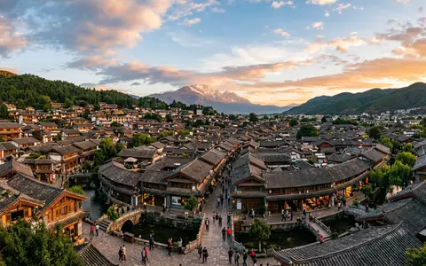 Fotorealistische Panoramaaufnahme von Altstadt Lijiang in Lijiang China, warmes Abendlicht auf Wahrzeichen - Foto: THN