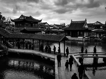 Schwarzweiss-Reportagebild vom Wahrzeichen Klassische GĂ€rten von Suzhou in Suzhou China, dokumentarische Reisefotografie mit starken Kontrasten - Foto: THN
