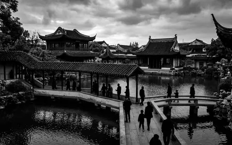 Schwarzweiss-Reportagebild vom Wahrzeichen Klassische GĂ€rten von Suzhou in Suzhou China, dokumentarische Reisefotografie mit starken Kontrasten - Foto: THN