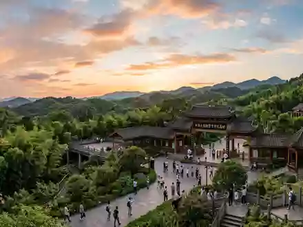 Fotorealistische Panoramaaufnahme von Chengdu Panda Base in Chengdu China, warmes Abendlicht auf Wahrzeichen - Foto: THN