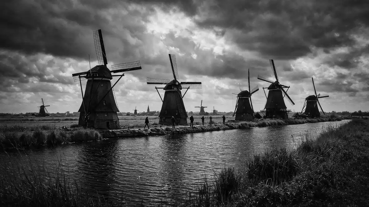 Schwarzweiss-Reportage vom Wahrzeichen Windmühlen von Kinderdijk in Kinderdijk, Niederlande