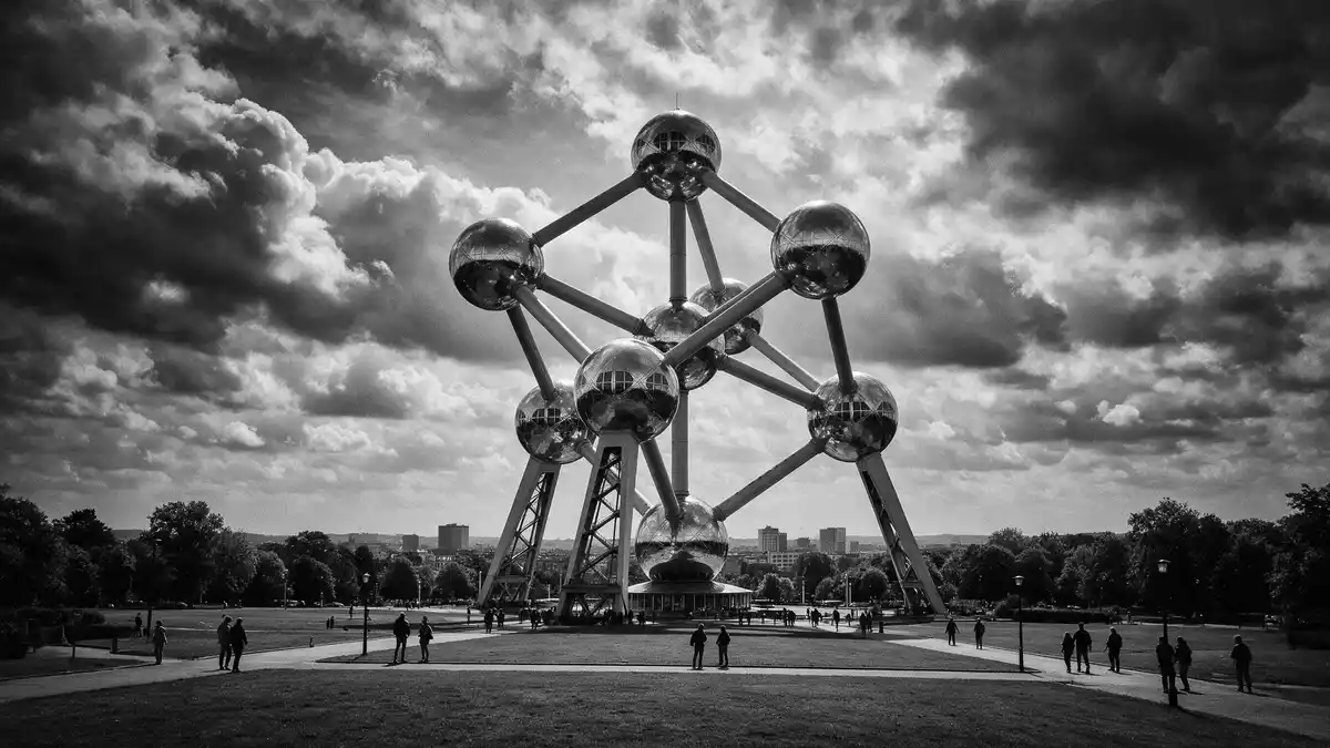 Schwarzweiss-Reportage vom Wahrzeichen Atomium Brüssel in Brüssel, Belgien