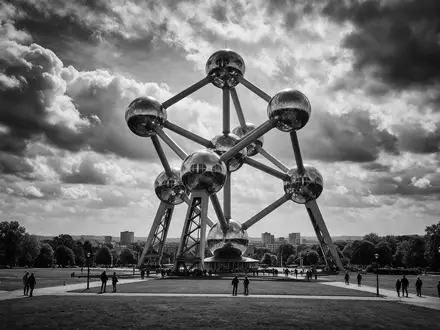 Schwarzweiss-Reportagebild vom Wahrzeichen Atomium Brüssel in Brüssel Belgien, dokumentarische Reisefotografie mit starken Kontrasten - Foto: THN