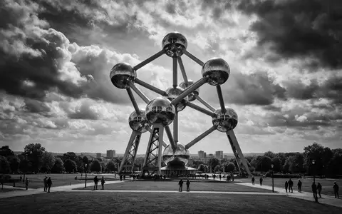 Schwarzweiss-Reportagebild vom Wahrzeichen Atomium Brüssel in Brüssel Belgien, dokumentarische Reisefotografie mit starken Kontrasten - Foto: THN