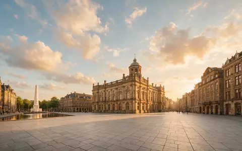 Fotorealistische Panoramaaufnahme von Dam-Platz Amsterdam in Amsterdam Niederlande, warmes Abendlicht auf Wahrzeichen - Foto: THN